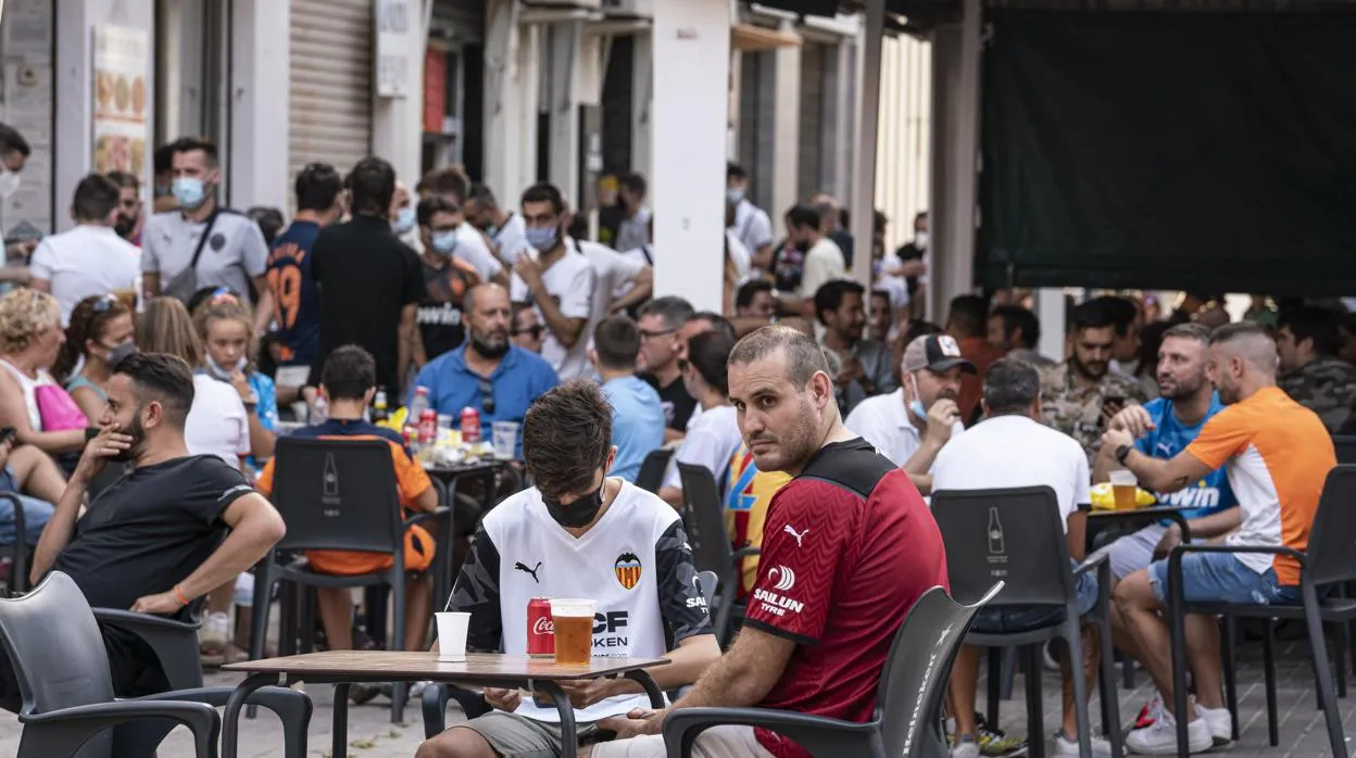 Imagen de la terraza de un local de hostelería en las inmediaciones del estado de Mestalla en Valencia