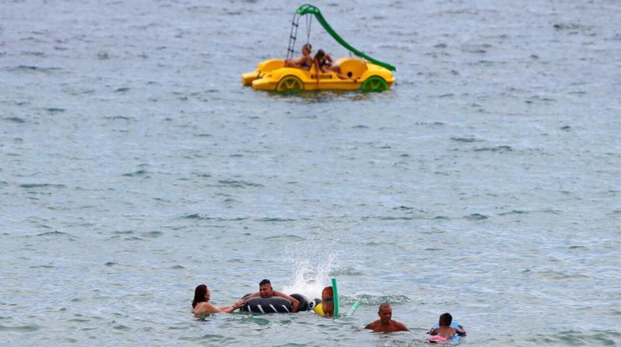 Un grupo de bañistas en la playa de Benidorm durante esta «semana grande» de agosto