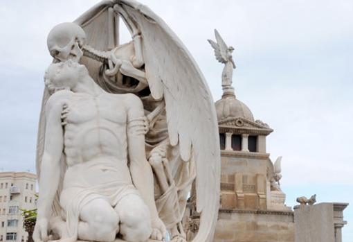 Imagen de la escultura El beso de la muerte, en el cementerio de Poblenou