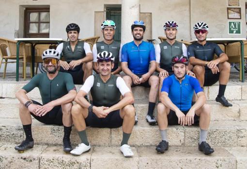 El ciclista Alberto Contador junto a sus compañeros al terminar una ruta en Chinchón