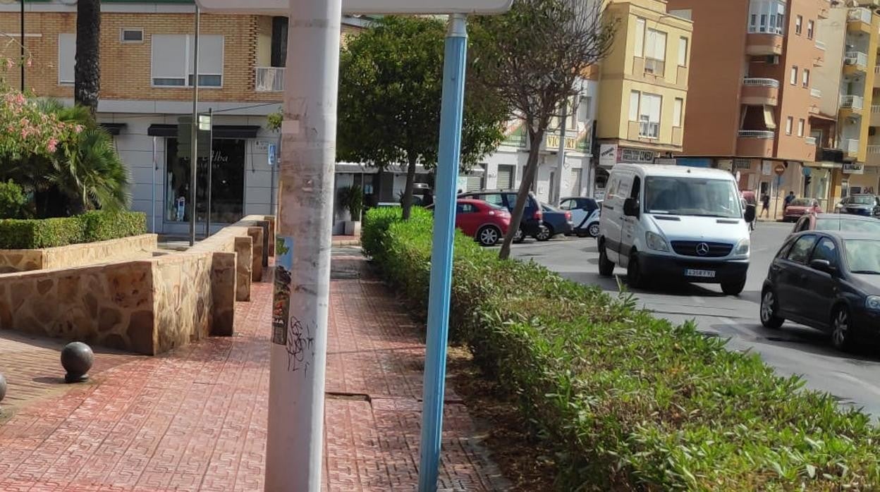 Varios vehículos circulan por una calle en Torrevieja