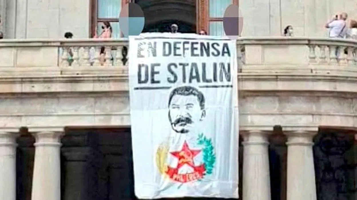 Imagen de la pancarta desplegada este lunes en el balcón del Ayuntamiento de Valencia