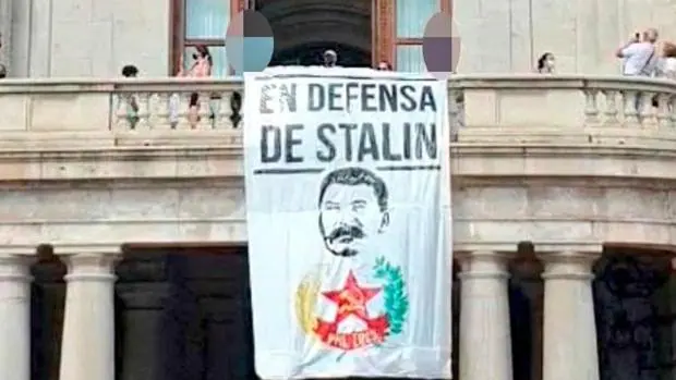 Cuelgan una pancarta en defensa de Stalin en el balcón del Ayuntamiento de Valencia