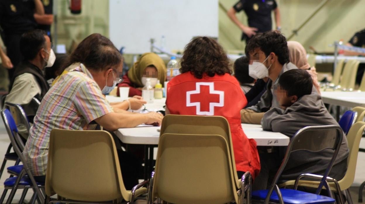 Personal de Cruz Roja asiste a una de las familias afganas en Torrejón