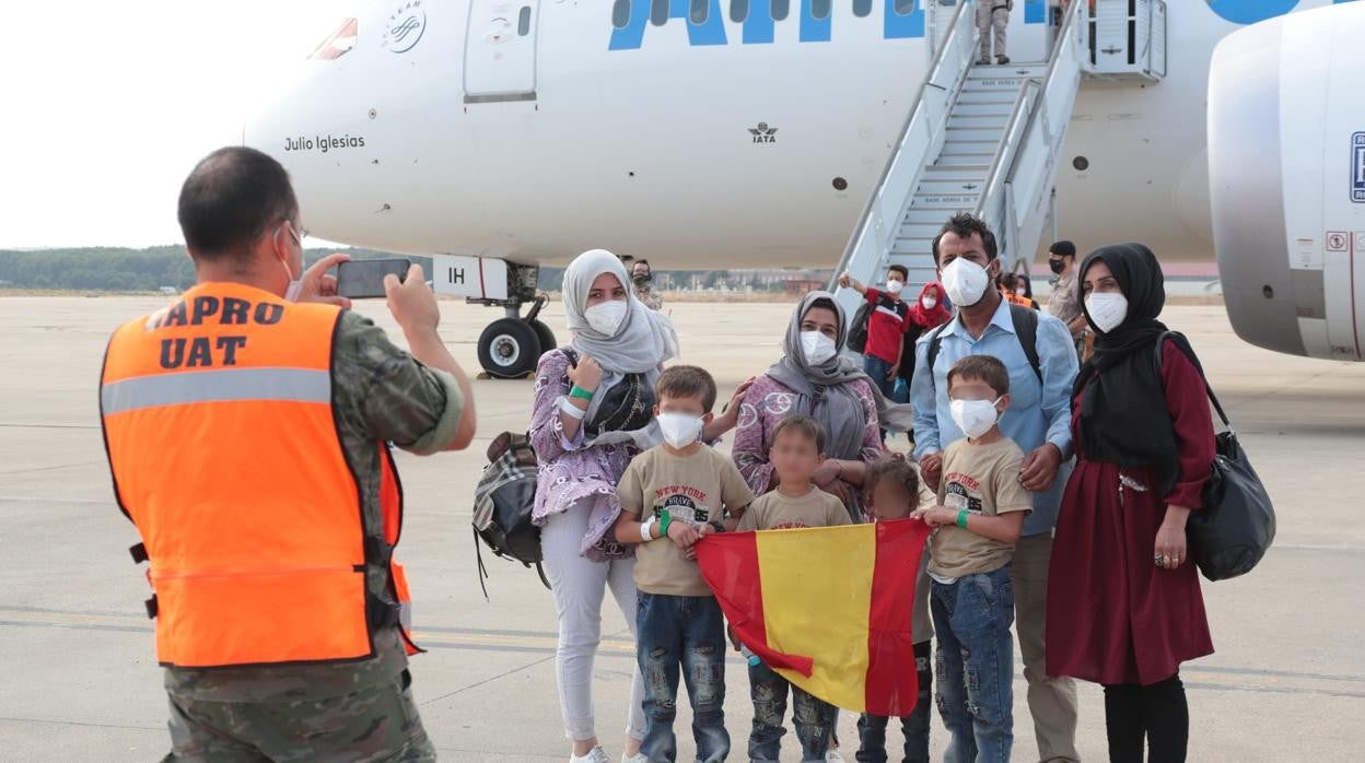 Una familia afgana, a su llegada a la base de Torrejón de Ardoz, ayer
