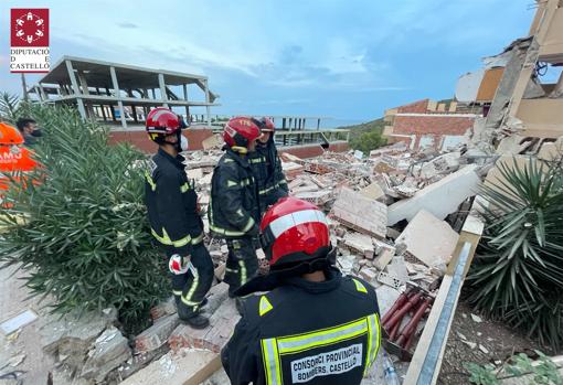 Un edificio de tres plantas se derrumba con tres personas en su interior en Peñíscola