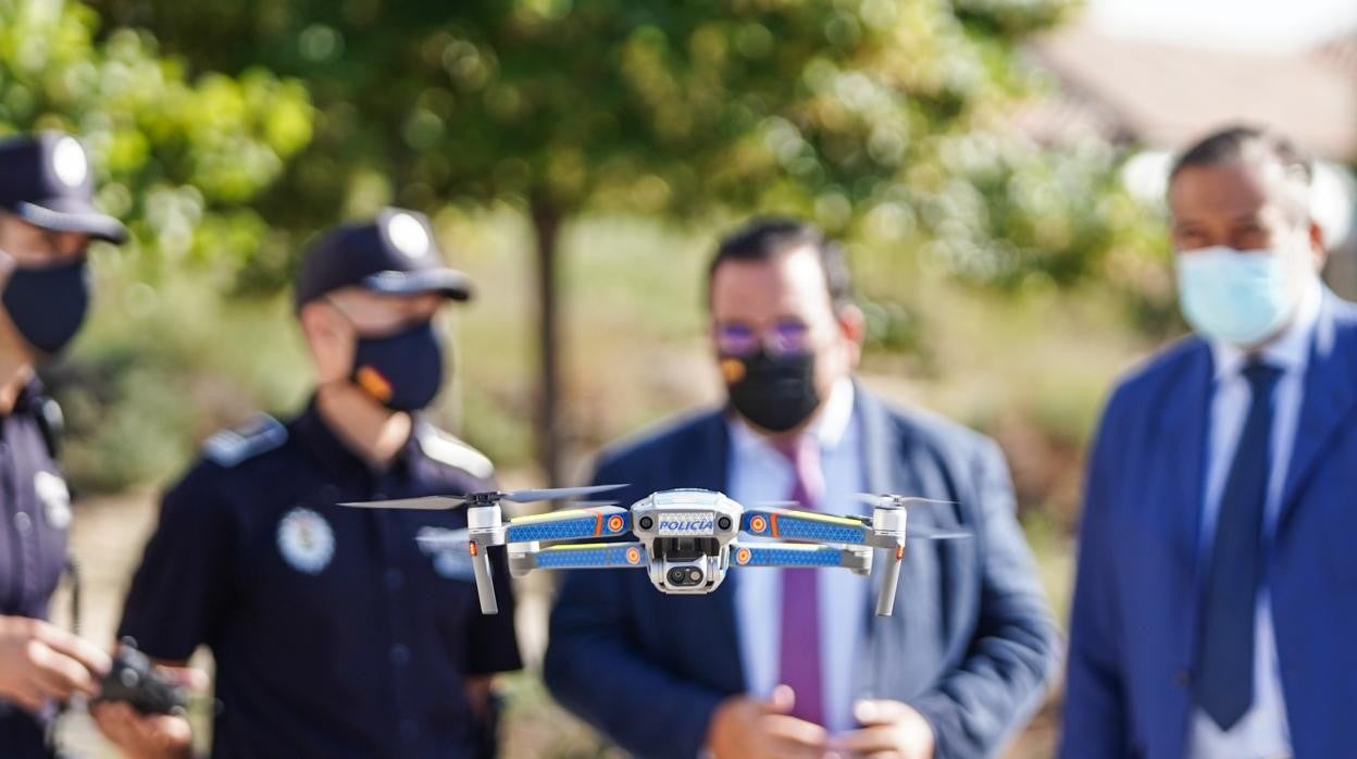 Las autoridades municipales y regionales, junto a la Policía Local de Boadilla, observan el funcionamiento de un dron