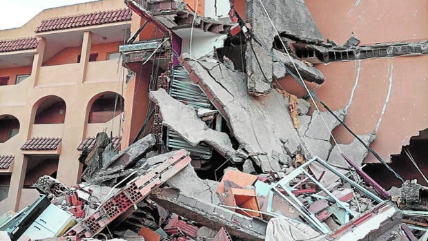 Un edificio de tres plantas se derrumba con tres personas en su interior en Peñíscola