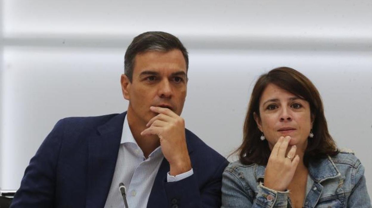 Pedro Sánchez y Adriana Lastra coinciden en el gesto, pensativos, en una reunión de la Ejecutiva del PSOE