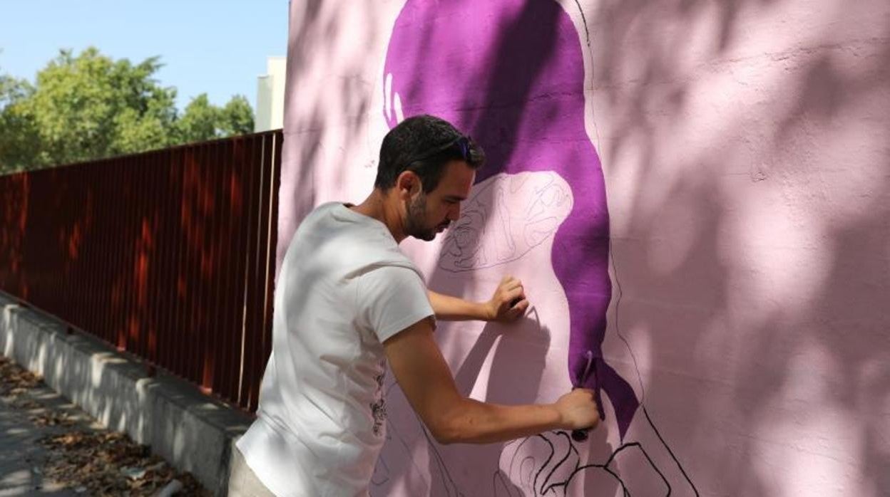 Unos de los participantes en la reconstrucción del muro feminista de Ciudad Lineal