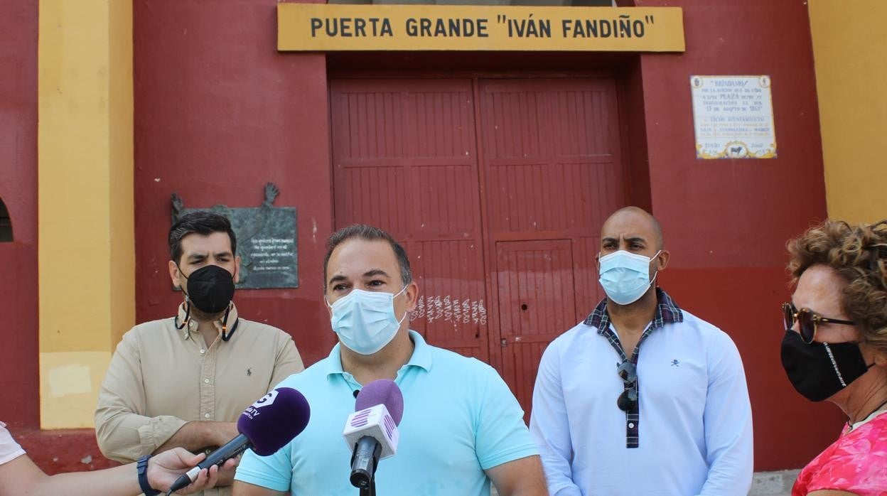 El concejal del PP Jaime Carnicero delante de la plaza de toros