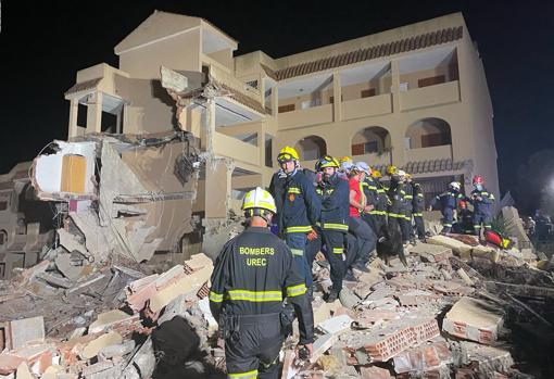 Imagen de los bomberos trabajando en el desescombro del edifico derrumbado en Peñíscola