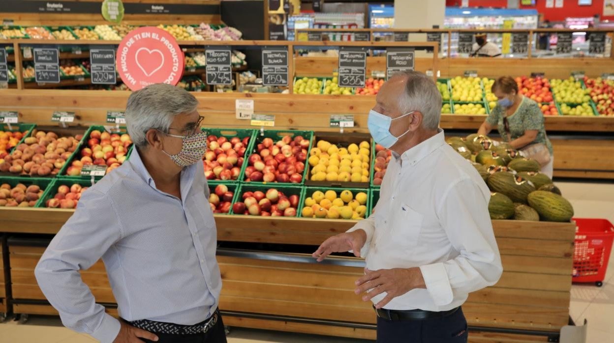 José Daniel Posadas, delegado de Gadisa en Castilla y León (I); y José Luis Fernández Astray, director de Comunicación de la distribuidora, asisten a la inauguración de su supermercado más grande de Valladolid