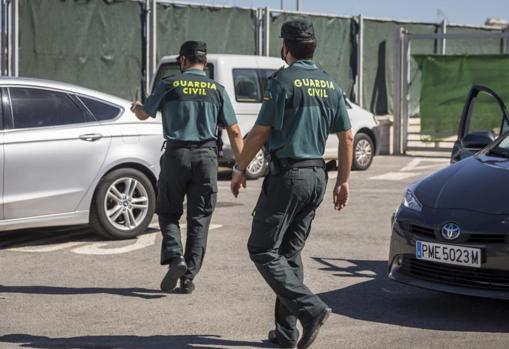 Dos agentes de la Guardia Civil