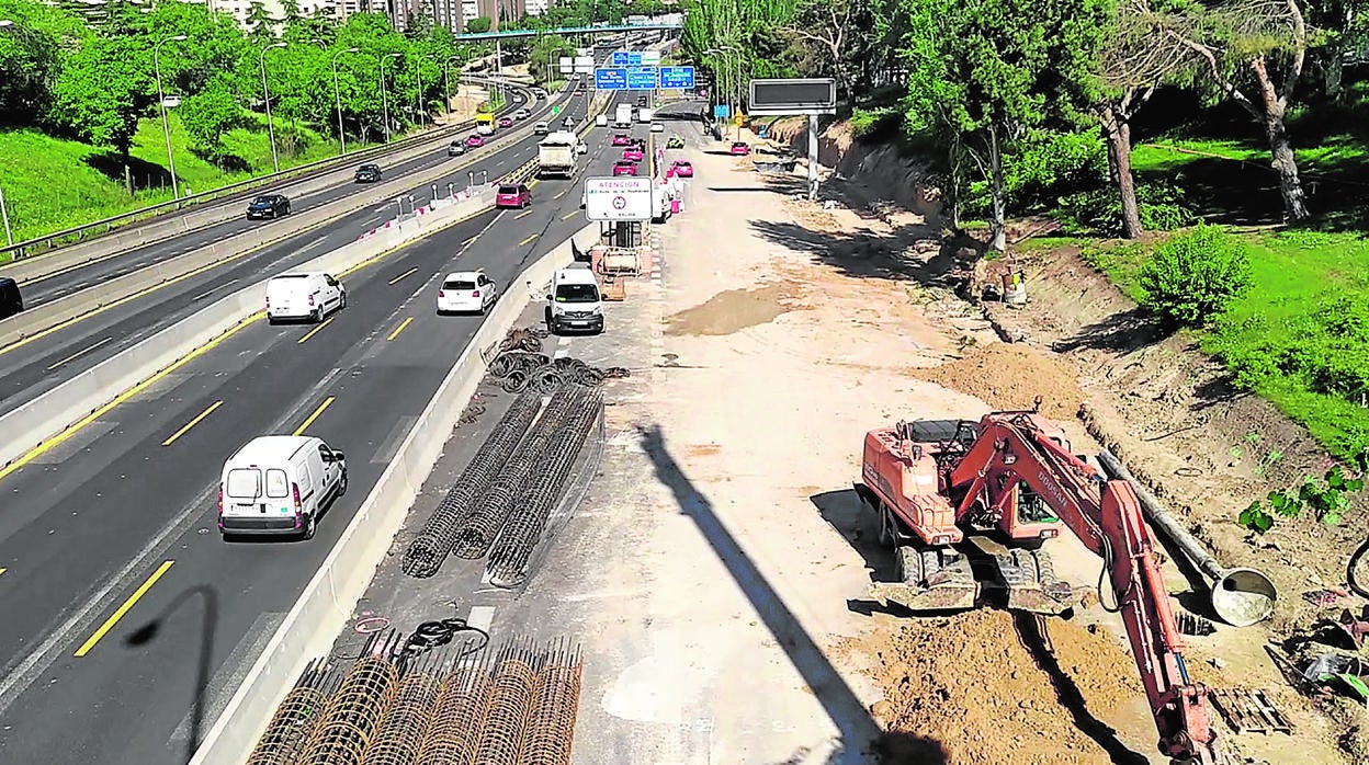 Las grúas trabajan en uno de los ramales del Nudo Norte