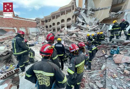 Imagen del rescate del cuerpo de una mujer en el derrumbe de un edificio en Peñíscola