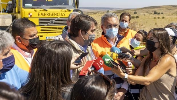 Quiñones pide comparecer en las Cortes para explicar la gestión del incendio de Navalacruz, ya extinguido