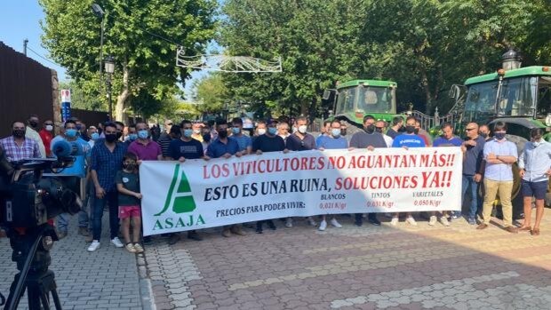 200 tractores y cientos de agricultores en la protesta por el bajo precio de la uva