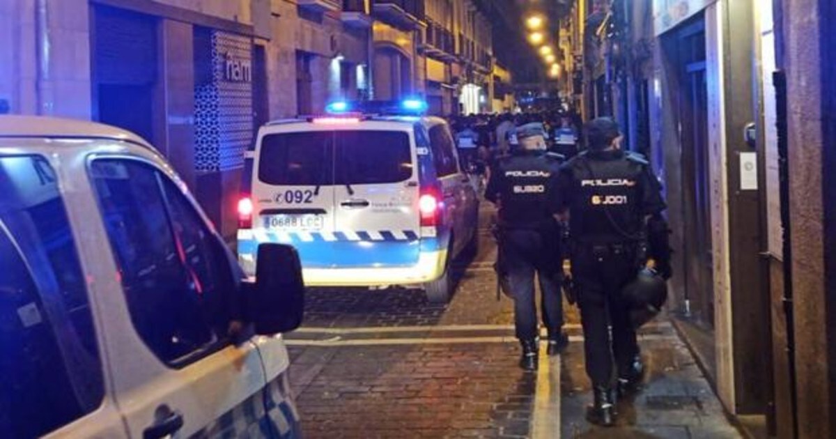 Imagen de los agentes de policía que tuvieron que intervenir en distintas zonas de Pamplona.