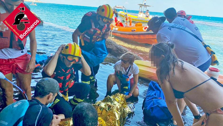 Rescatan a una mujer tras romperse la tibia y el peroné al bajar de un kayak en la Cova Tallada de Dénia