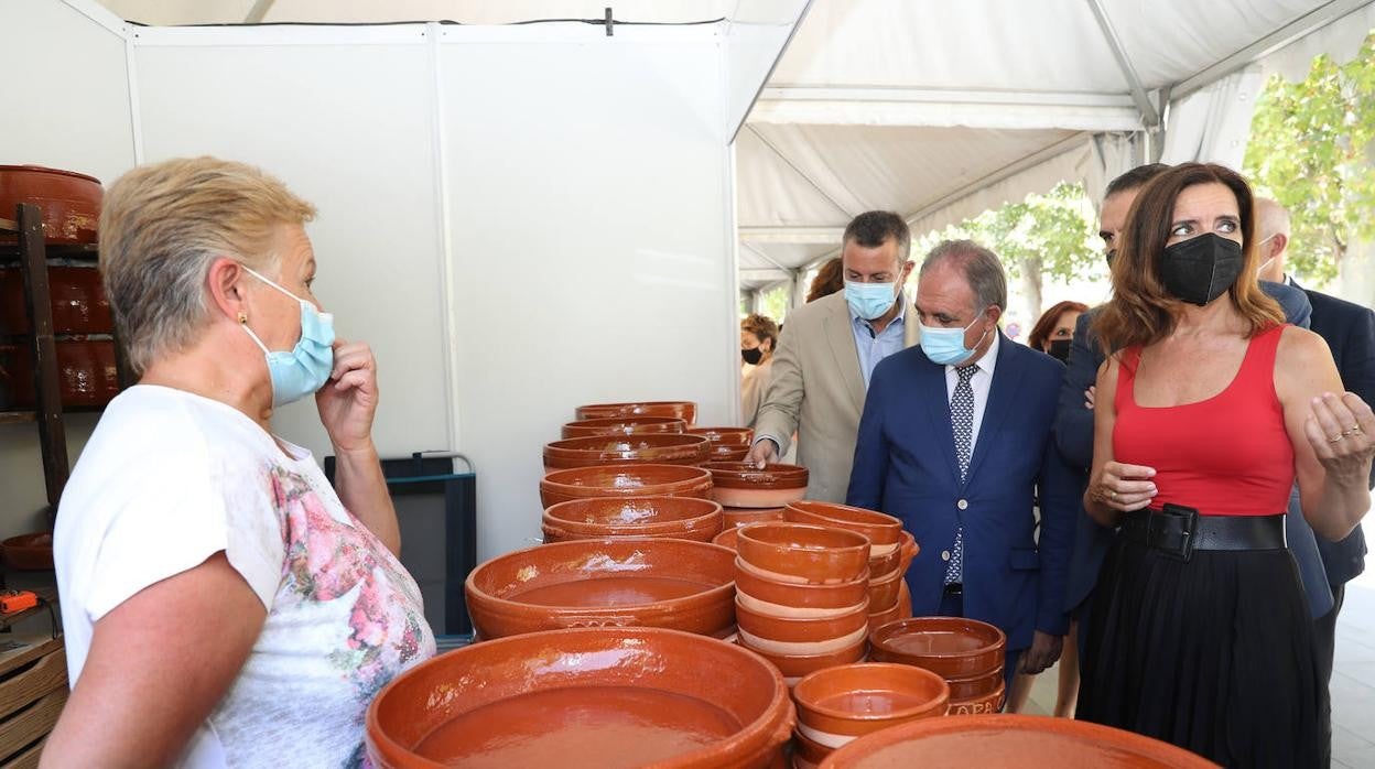 La consejera de Empleo e Industria, Ana Carlota Amigo, inaugura la XXII Feria de Artesanía de Palencia