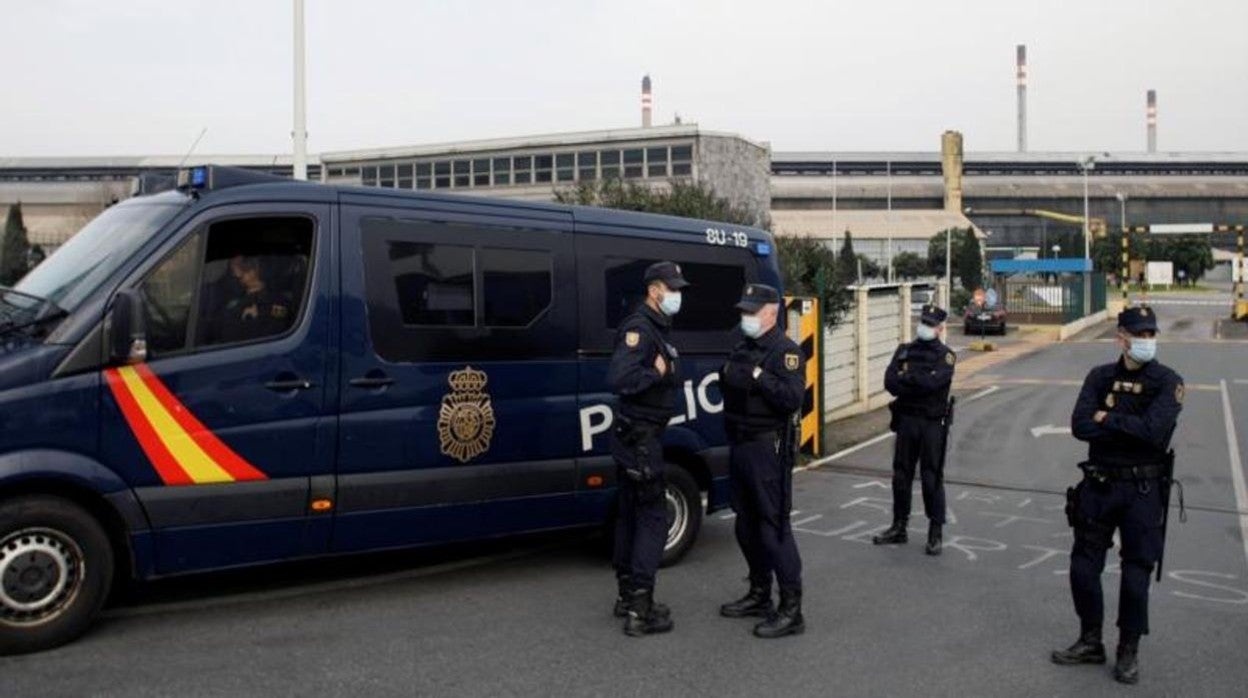 Registro policial en la factoría coruñesa por orden de la Audiencia Nacional realizado en marzo