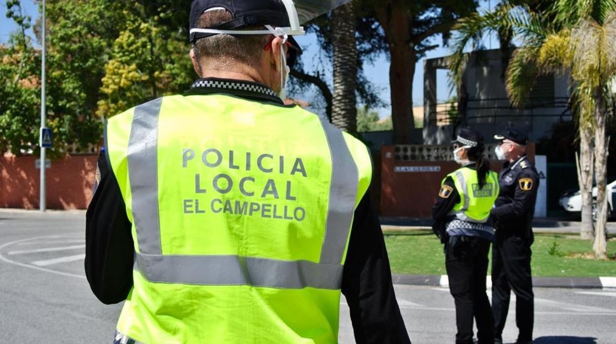 Efectivos de la Policía Local de El Campello en una calle del municipio