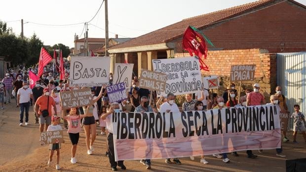 Centenares de vecinos del entorno de Ricobayo se movilizan por el vaciado del embalse