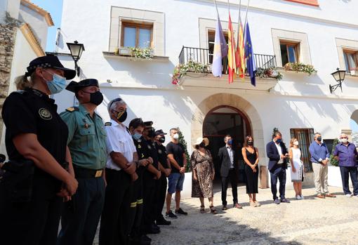 Imagen del minuto de silencio que se ha realizado a las puertas del Ayuntamiento de Peñíscola