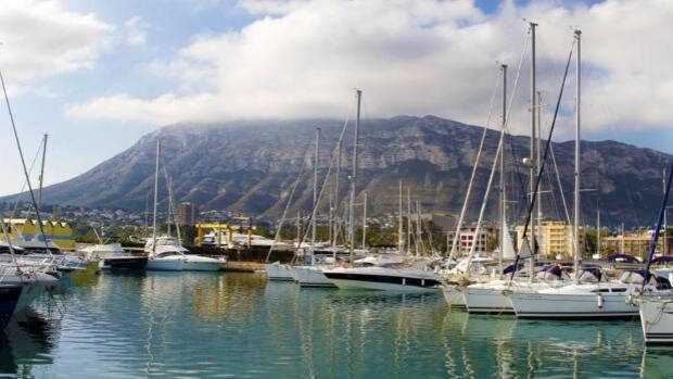 Un alcalde socialista tomará medidas para que no lleguen tantos barcos de recreo a su municipio turístico