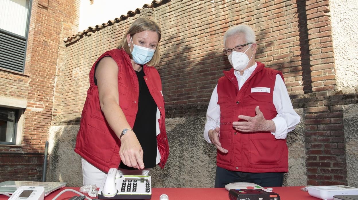 La consejera de Familia e Igualdad de Oportunidades, Isabel Blanco, y el presidente de Cruz Roja en Castilla y León, José Varela, presentan el marco de colaboración en materia de Teleasistencia Avanzada