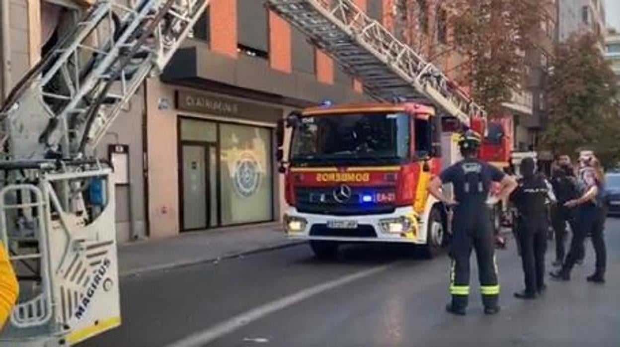 El camión de bomberos con la escalera que ha permitido realizar el rescate