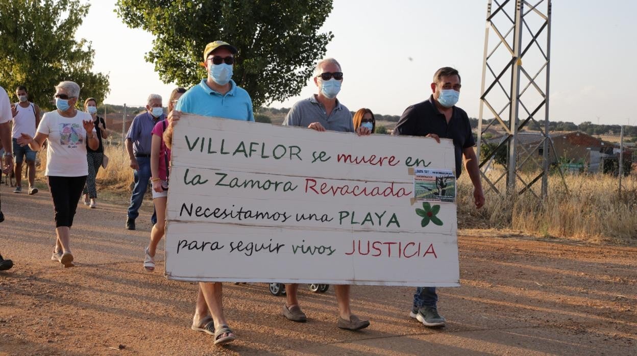 Manifestación en contra del vaciado del embalse de Ricobayo