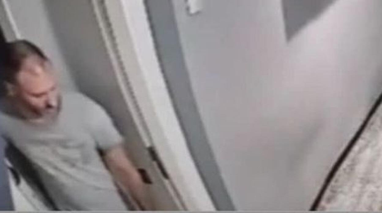 El presunto autor del crimen en la puerta de la habitación del hotel