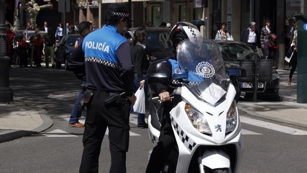 Buscan a un conductor que huyó tras chocar contra 24 coches aparcados en varias calles de Valladolid