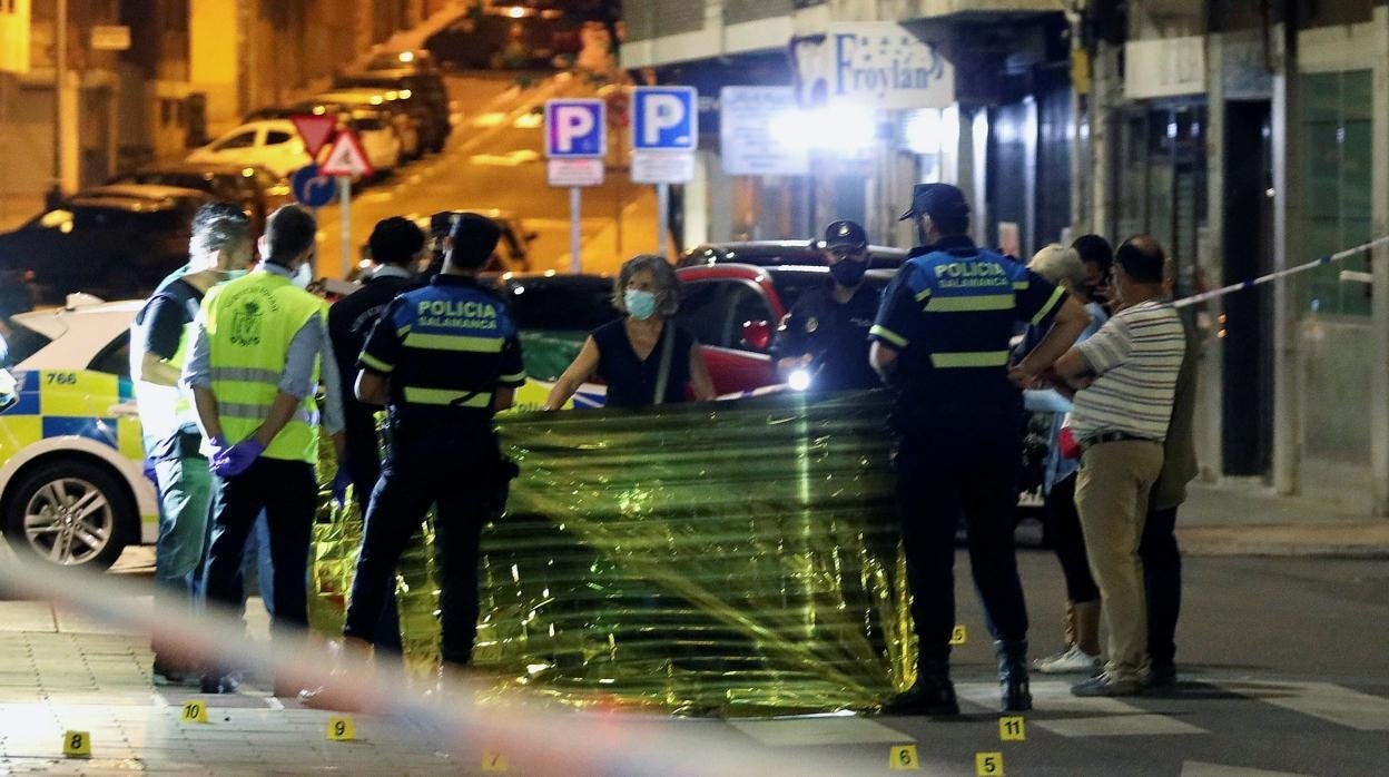 Agentes de diversos cuerpos de Policía investigan la muerte de un hombre tras recibir una varios disparos en la calle Isaac Peral de Salamanca