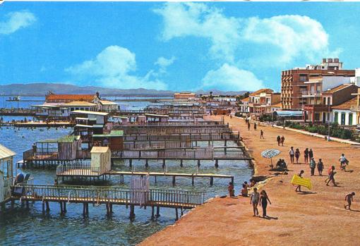 Antiguas pasarelas de balneario en Los Alcázares, derribados posteriormente para hacer la playa