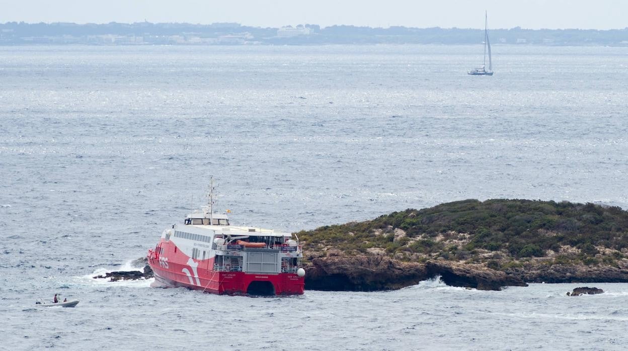 El ferry 'San Gwann' de la naviera FRS encallado en el islote norte de Es Malvins, entre Ibiza y Formentera