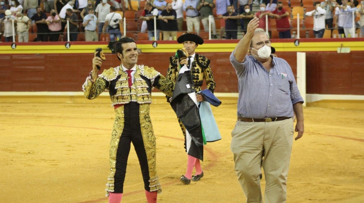 De Justo da la vuelta al ruedo con sus trofeos