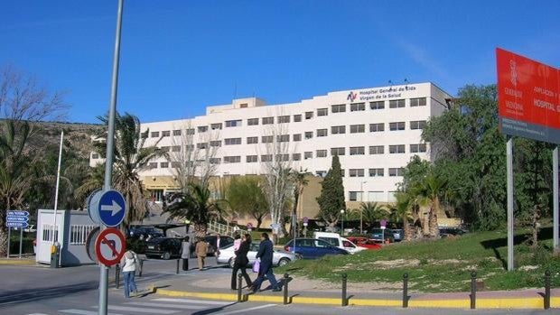 Sanidad reforma el Hospital de Elda 38 años después e invierte dos millones en la nueva UCI