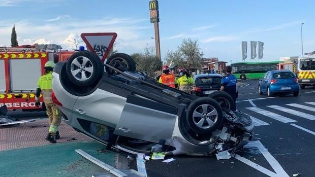 Rescatan a un conductor que quintuplicaba la tasa de alcohol permitida y volcó su coche en Alcorcón