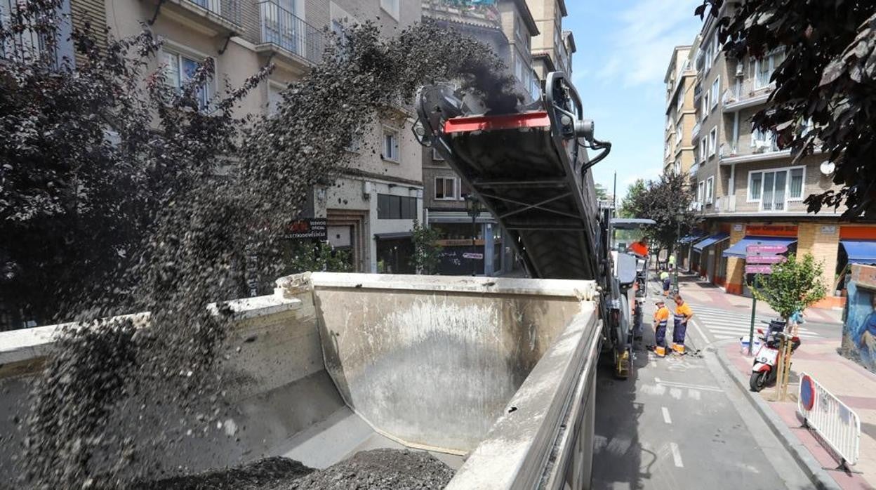 Operarios y maquinaria trabajando en la mejora de pavimentos en Zaragoza