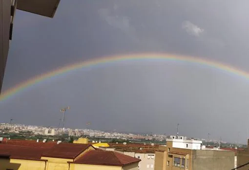 El arcoíris captado por un internauta desde una vivienda