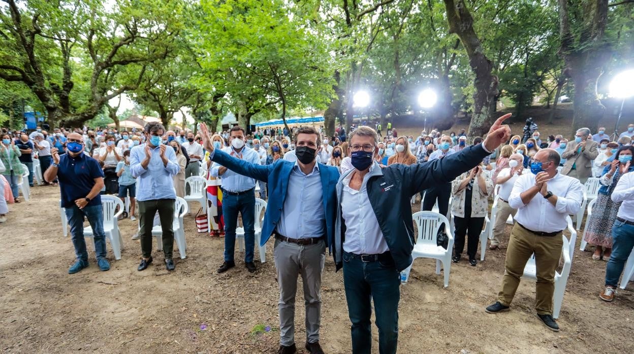 El presidente de la Xunta de Galicia, Alberto Núñez Feijóo (i); y el líder del PP, Pablo Casado, en el acto de apertura del curso político del PP