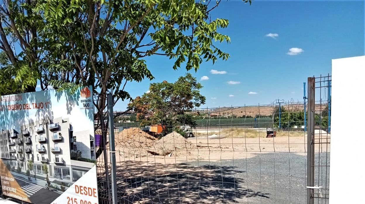 La valla publicitaria fijada en el Paseo de la Rosa del barrio toledano de Santa Bárbara