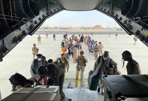 Evacuación del personal que colaboró con las tropas españolas en el aeropuerto de Kabul