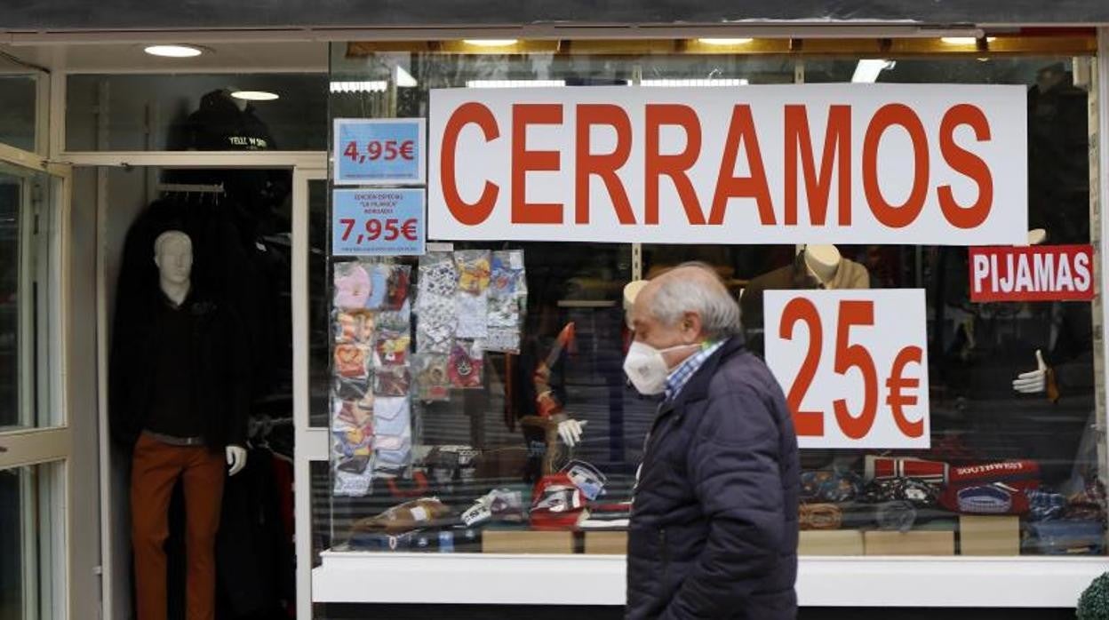 Cartel anunciando el cierre en el escaparate de un comercio de Zaragoza, a finales de 2020