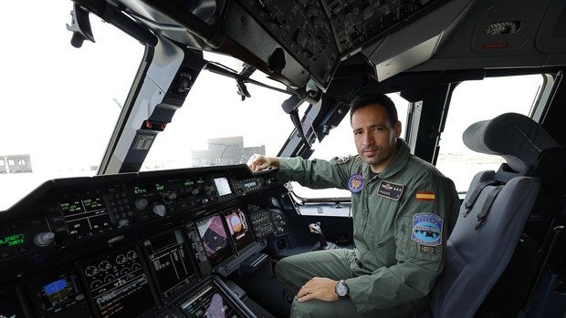 El capitán Fernández Prados, piloto del A400M:«Ha sido una misión con nudo en la garganta y ojos llorosos»