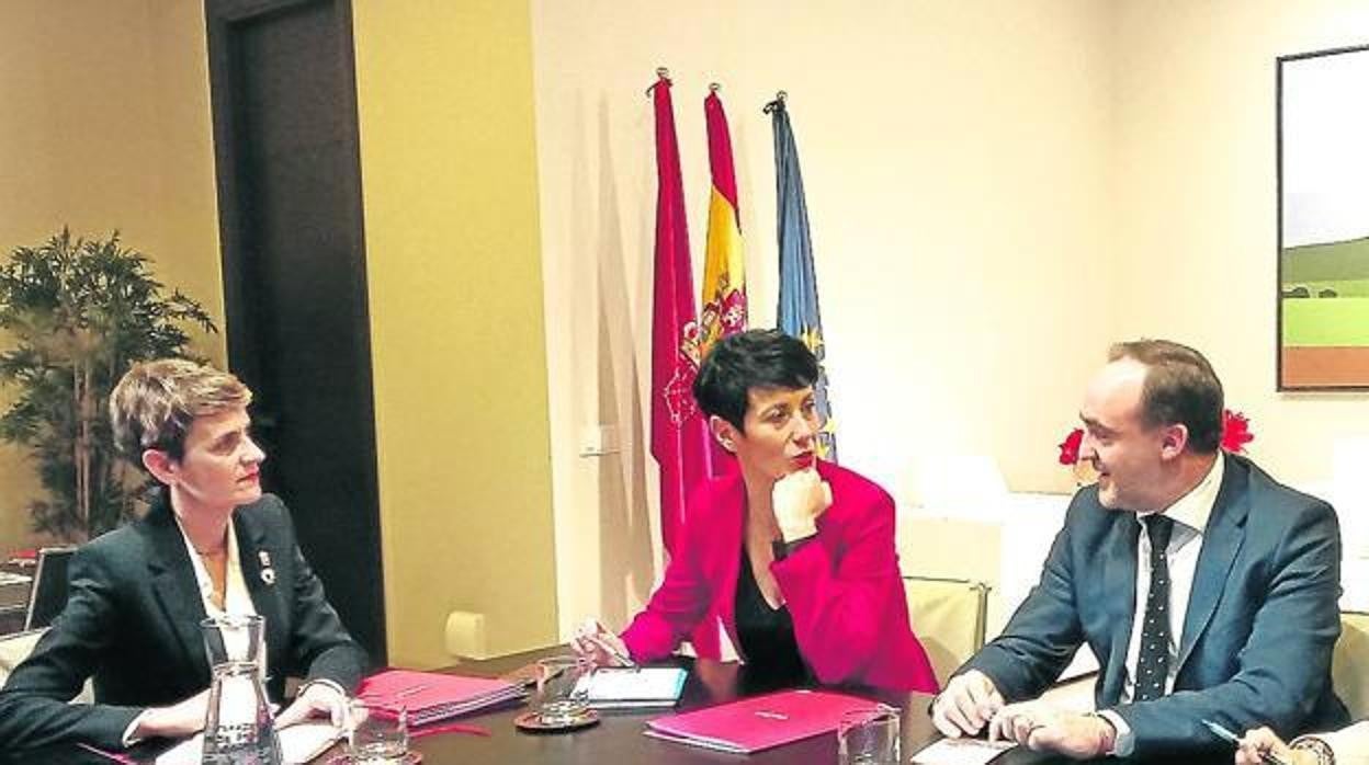 María Chivite, Elma Saiz y Javier Esparza en la reunión de 2020 en que Navarra Suma se ofreció a aprobar los presupuesto si no había pacto con EH Bildu.