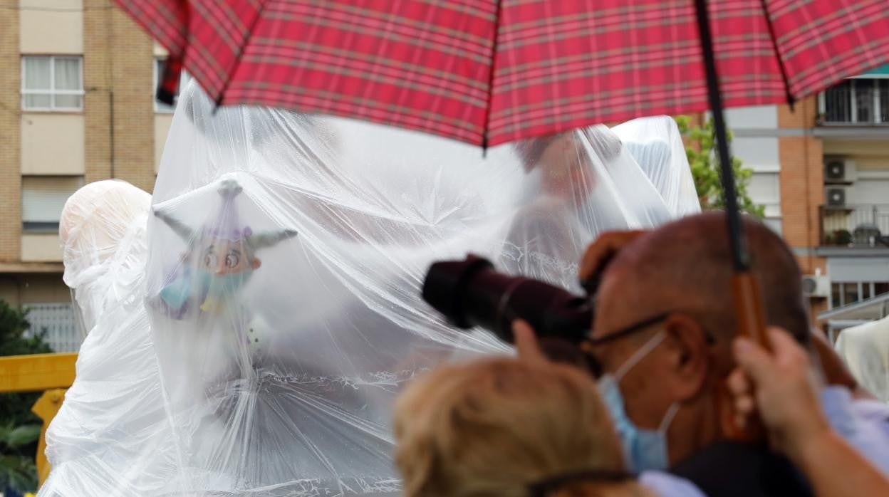 Imagen de ninots de las Fallas 2021 protegidos contra la lluvia en Valencia